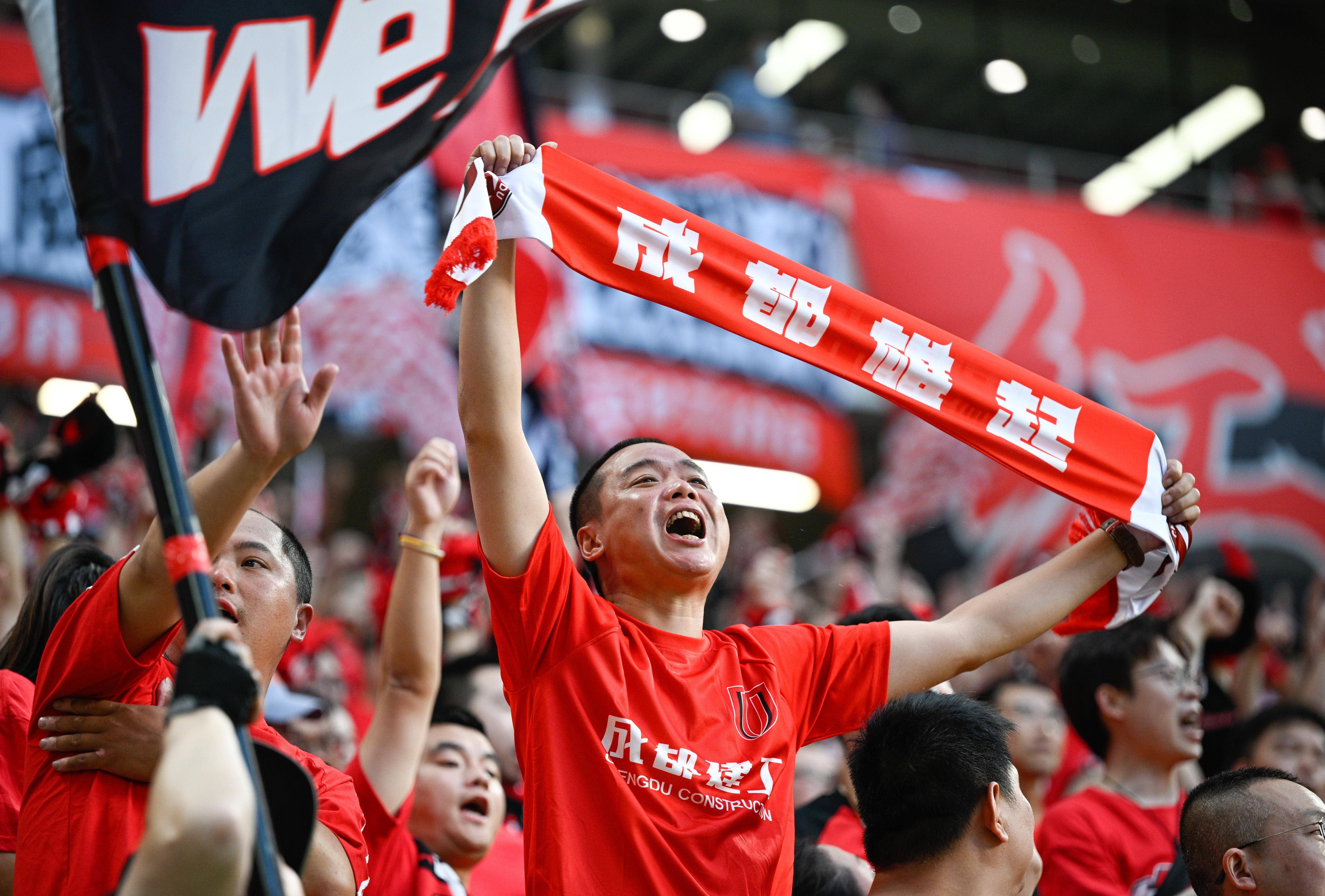 球迷观球心潮澎湃，球队实力挽尊团结奋战