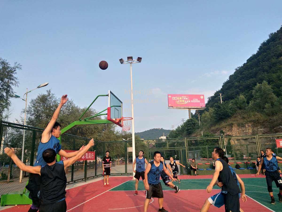 点燃篮球激情赛场，队员燃情拼搏无悔