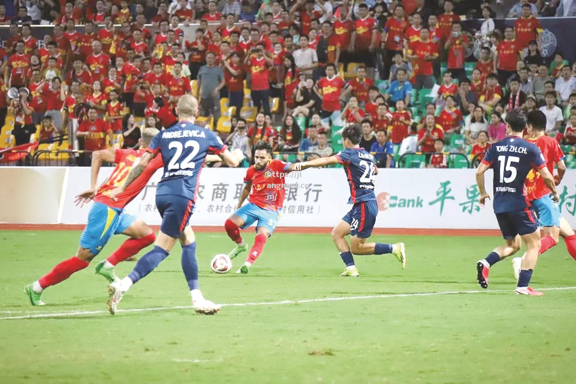 足球比赛中哪支球队处于领先地位？
