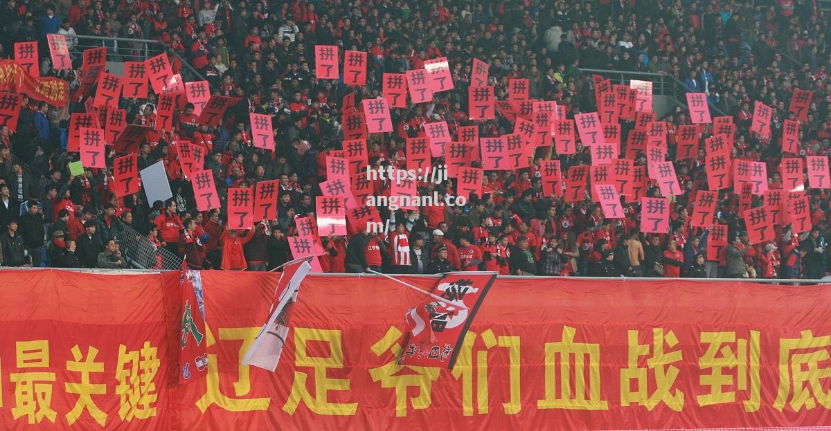 苏宁队家乡加油站迎来球迷围观，期待球队取得胜利！